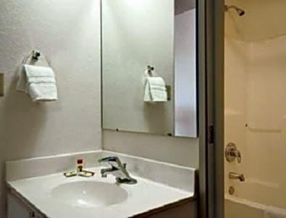 Days Inn by Wyndham Warsaw Image 30